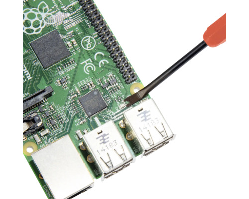 Vue détaillée d''une carte de circuit imprimé avec des ports USB et un outil.