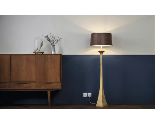 Lampadaire à côté d''un buffet dans le salon