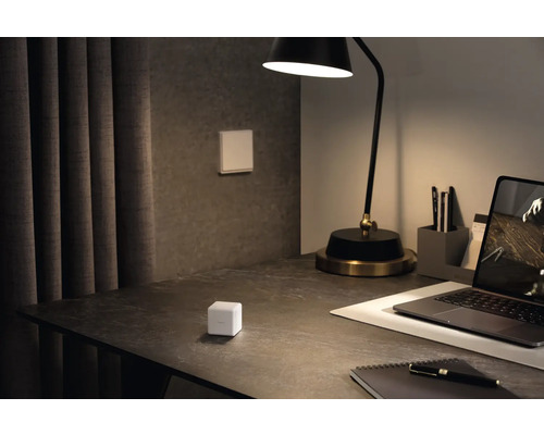 Scène de bureau avec lampe de table, ordinateur portable et commande de maison intelligente