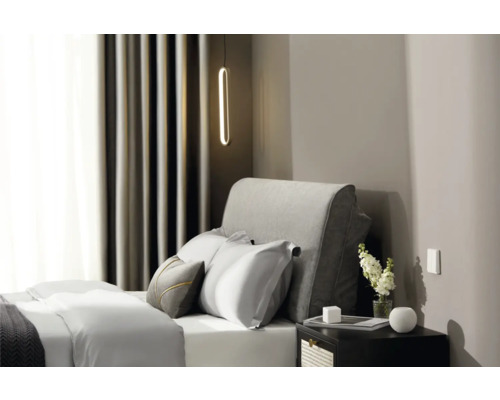 Chambre avec lit, table de chevet et éclairage