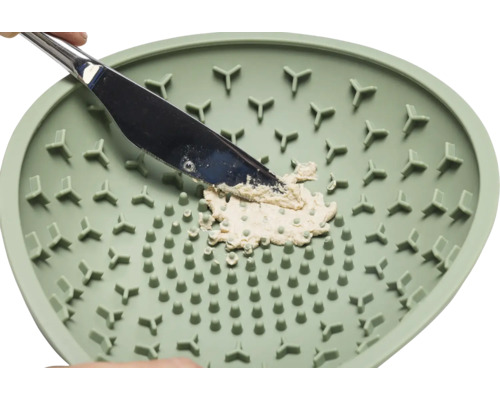 Silikonreinigungsplatte mit Seifenresten und Spachtel