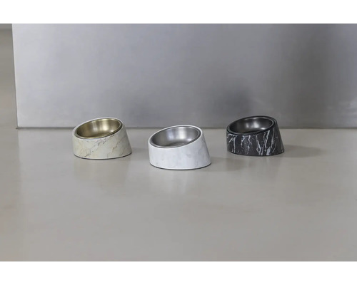 Drei geneigte Futternäpfe mit Marmoroptik