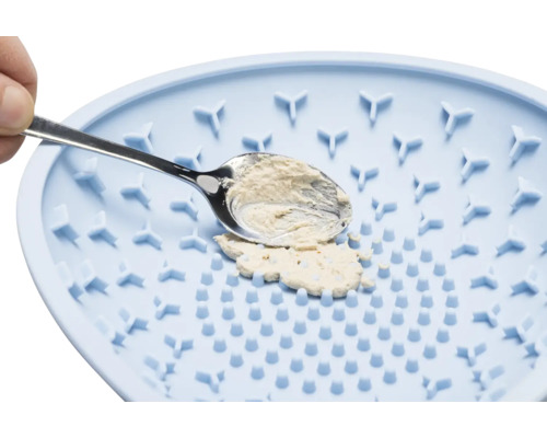 Gamelle pour chien à alimentation lente avec de la nourriture sur une cuillère