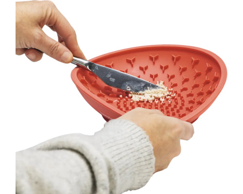 Râpe de cuisine avec couteau dans les mains