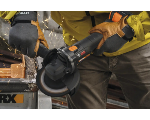 Une personne utilise une meuleuse d''angle pour couper du métal, avec des étincelles.