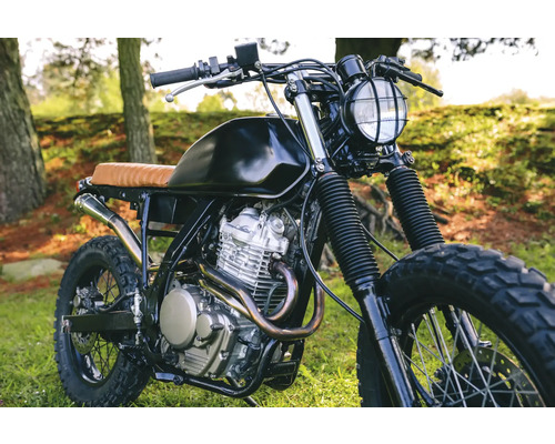 Moto avec selle en cuir et phare à l''extérieur