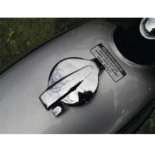 Kraftstofftank eines Motorrads mit Tankdeckel und Aufkleber mit Sicherheitshinweisen