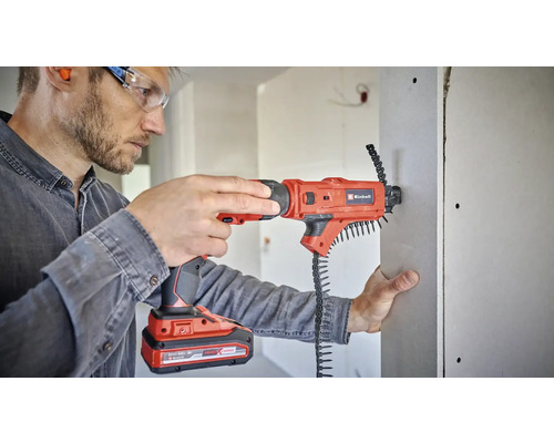 Artisan fixant une plaque de plâtre avec une visseuse à magasin sans fil Einhell