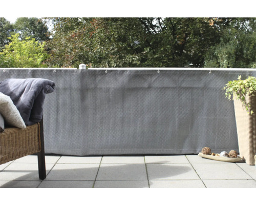 Balkon mit Sichtschutz, Pflanzkübel und Rattansessel