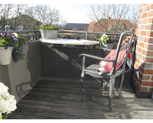 Balcon avec brise-vue, table pliante, chaise et jardinières