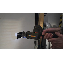 Une personne scie un trou dans un mur avec une scie sabre. Outil de Worx Nitro.