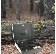 Coffre à armes ouvert avec des munitions et un pistolet dans la forêt