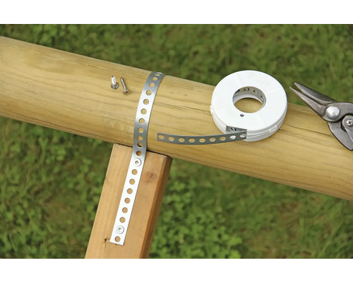 Lochband zur Befestigung an einem Holzpfosten, zusammen mit Schrauben und einer Schere.