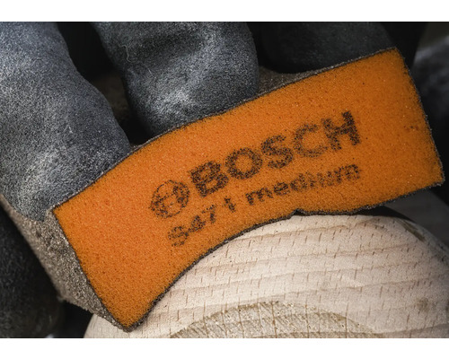 Bosch Schleifpad mittel auf Holz mit Handschuh