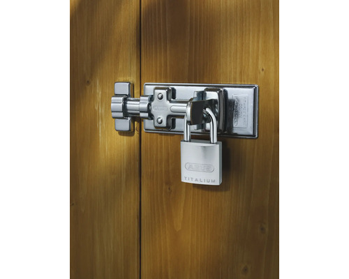 Cadenas ABUS TITALIUM avec verrou à pêne sur porte en bois