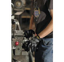 Gants Mechanix travaillant sur un tour