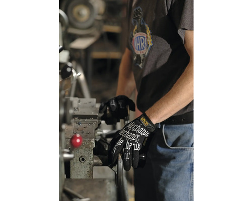 Mechanix Handschuhe bei der Arbeit an einer Drehmaschine