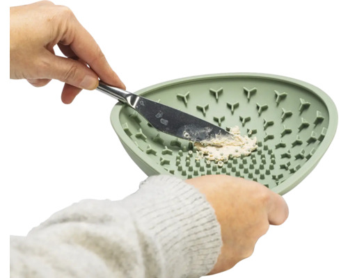 Spachtel mit Masse in einer Anmischschale