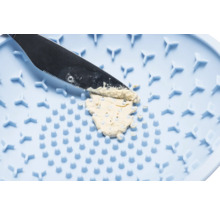 Blaue Silikonreibe mit Messer und Paste