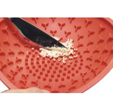 Silikonreibe mit Messer und geriebenem Produkt