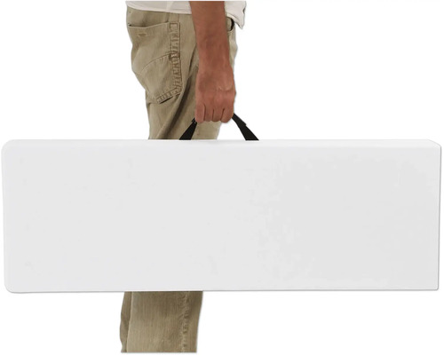 Mann trägt einen weißen Klapptisch