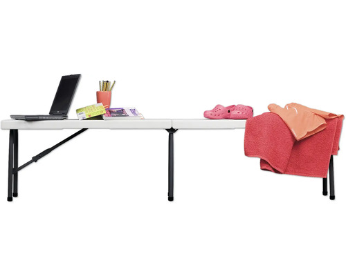 Klapptisch mit Laptop, Stifthalter, Büchern, Schuhen, Handtuch und Oberteil