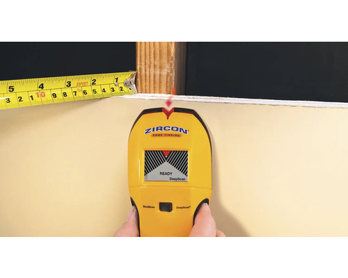 Gelber Zircon Ortungsgerät beim Lokalisieren eines Ständers mit einem gelben Maßband.