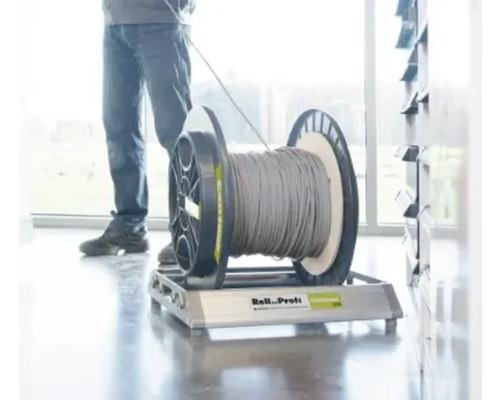 Dérouleur de câble avec câble sur chariot à roulettes