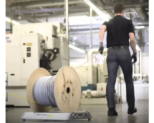 Kabeltrommel mit Kabel auf einer Abrollvorrichtung