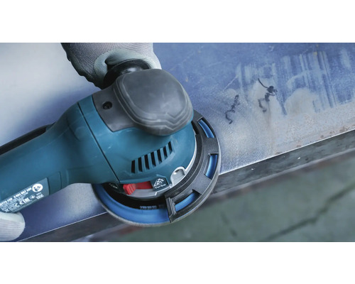 Une ponceuse excentrique est utilisée pour poncer le métal.