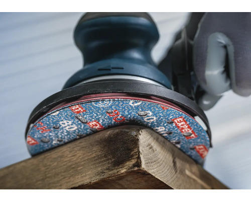 Ponceuse excentrique ponçant une pièce de bois