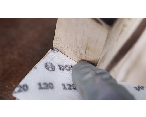 Schleifpapier mit der Körnung 120 zum Schleifen von Holz