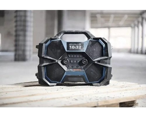 Bosch Baustellenradio mit digitaler Anzeige und Tragegriff auf einer Holzpalette