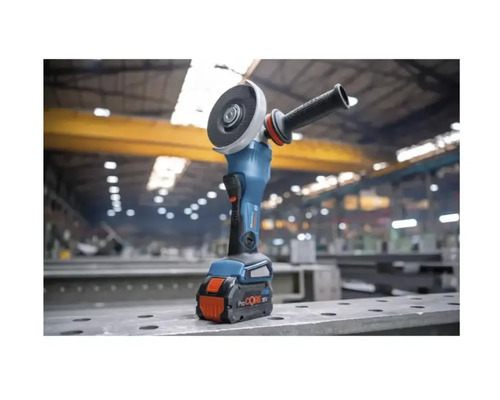 Akku-Winkelschleifer mit Schleifscheibe und Zusatzhandgriff