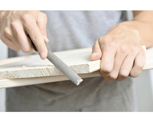 Une râpe à bois est utilisée pour le travail du bois.