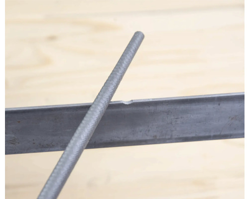 Lime ronde utilisée sur une pièce métallique