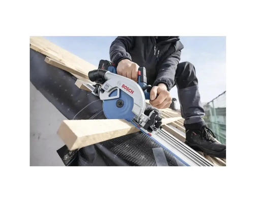 Un utilisateur scie du bois avec une scie circulaire Bosch