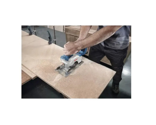 Scie circulaire à main sans fil en cours d'utilisation pour scier une planche de bois