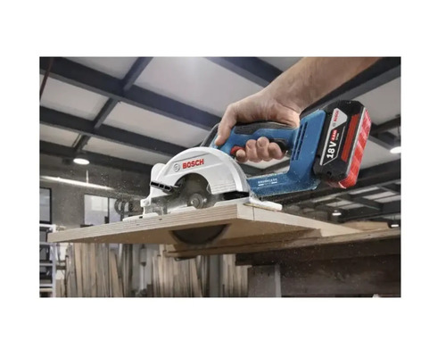 Scie circulaire sans fil coupant une pièce de bois