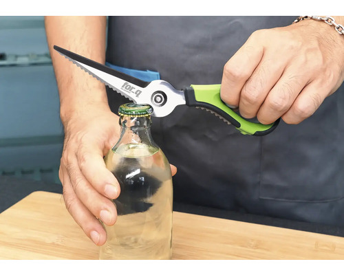 Eine Flasche wird mit einer Mehrzweckschere geöffnet.