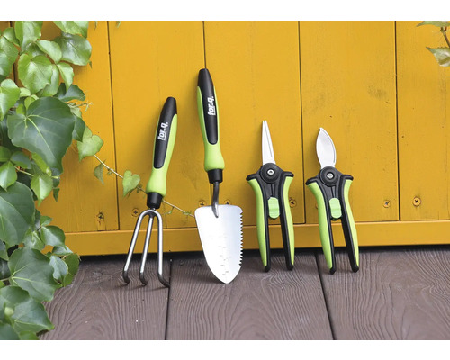 Ensemble d''outils de jardin comprenant une houe, une pelle et deux sécateurs