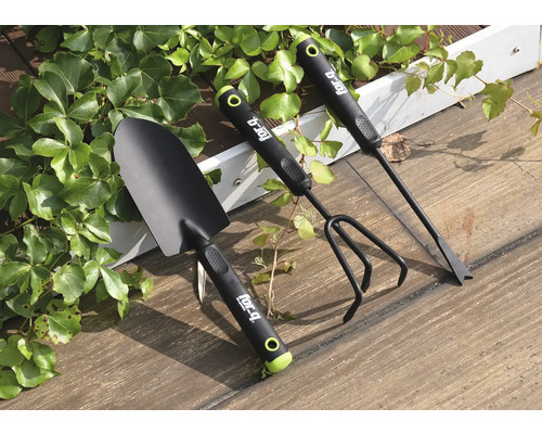 Set d''outils de jardin comprenant une pelle, un râteau et un désherbeur