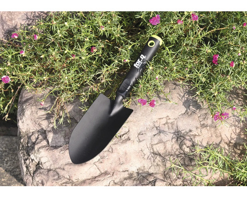 Pelle de jardin en métal avec manche en plastique sur pierre