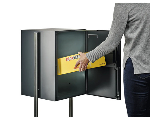 Frau legt Paket in Paketbriefkasten