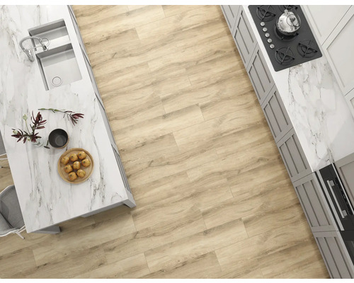 Helle Küche mit Holzboden, Kücheninsel und Herd