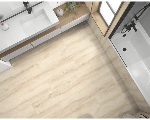 Helles Badezimmer mit Waschbecken, Badewanne und Bodenfliesen in Holzoptik