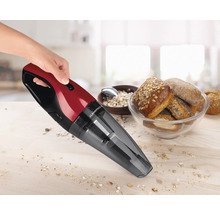 Akkusauger im Einsatz zum Aufsaugen von Krümeln auf einem Tisch