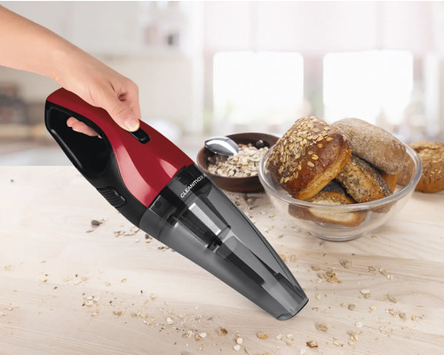 Akkusauger im Einsatz zum Aufsaugen von Krümeln auf einem Tisch