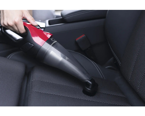 Handstaubsauger im Einsatz zur Reinigung eines Autositzes.