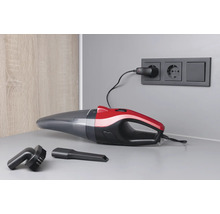 Akkusauger mit Düsen und Ladegerät an Steckdose